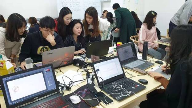 图片包含 人员, 室内已生成高可信度的说明